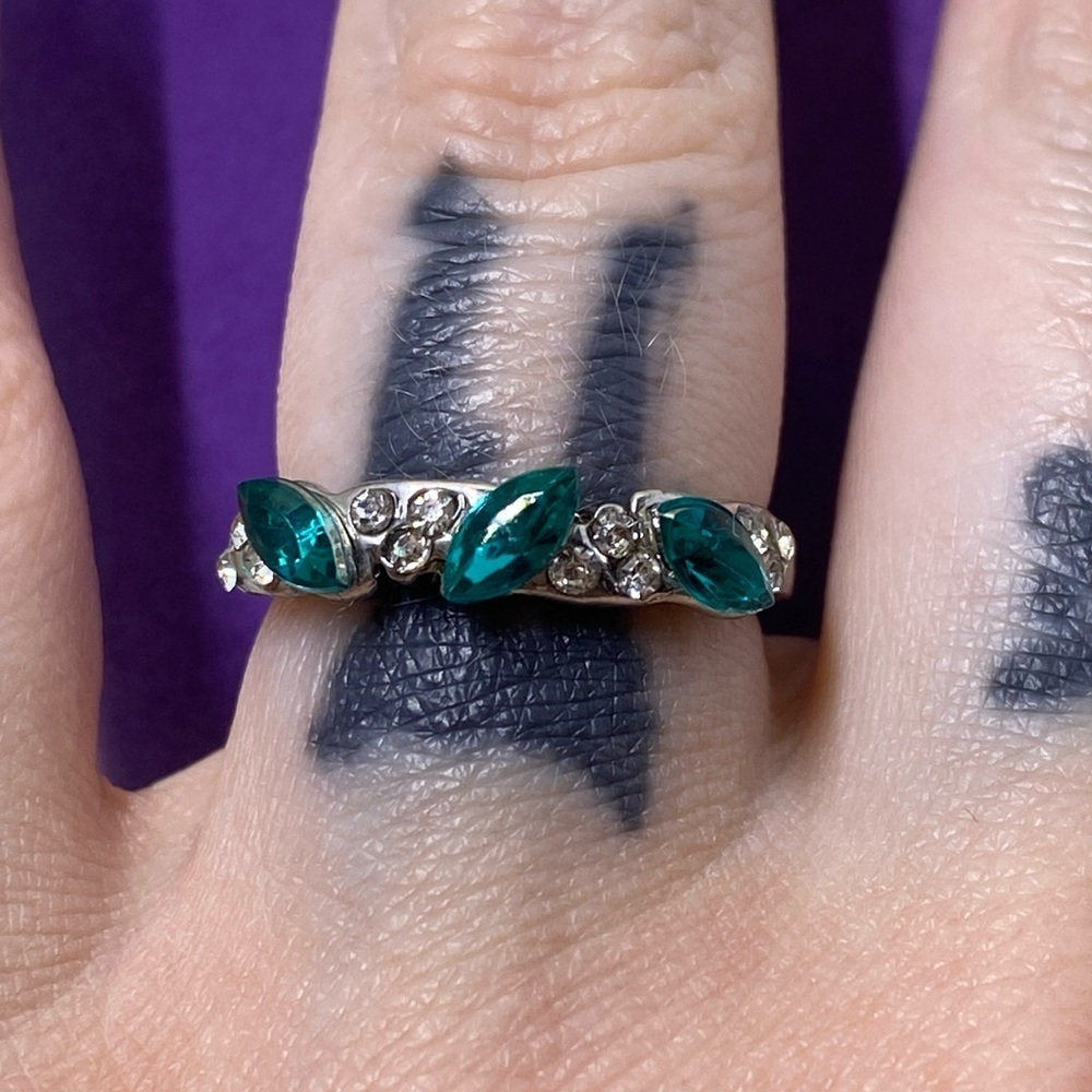💛 Silver Tone Green & White Rhinestone Ring
